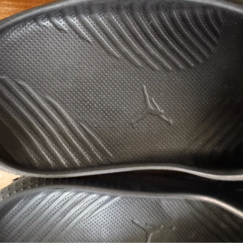 Mens Jordan Post slide black size 9
These were only worn a few times outgrown - Picture 5 of 6